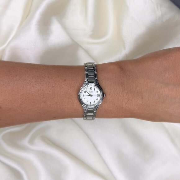 Vintage Citizen Watch – Dainty Silver Bracelet Watch, Minimalist White Dial - Picture 1 of 6
